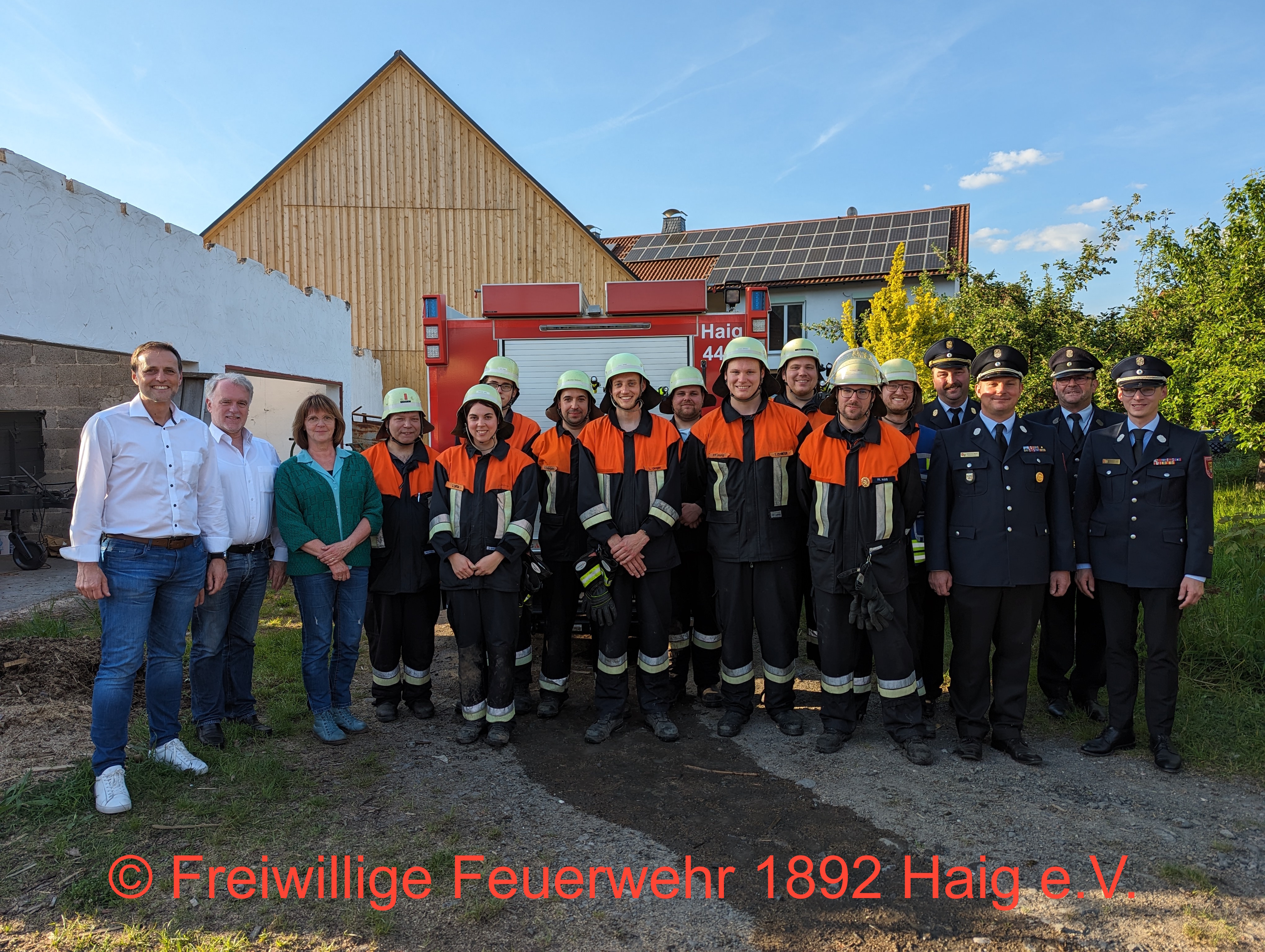 von Links:  Bürgermeister Daniel Weißerth, ehem. KBR Joachim Ranzenberger, Gemeinderätin Hedwig Klinger, Gruppe FF Haig, Schiedsrichterteam der Kreisbrandinspektion.